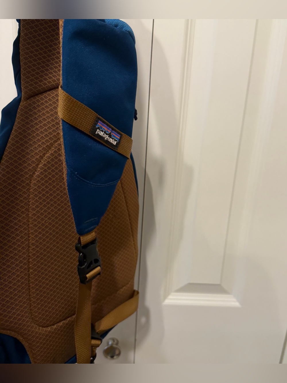 Patagonia Atom Sling 8L Backpack Blue Tan Crossbody Hiking Day Pack EUC - Picture 8 of 10